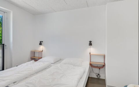 Øthi - 200M to the Fjord: Parete, Soffitto, Interior Design, Pavimentazione, Pavimento, Camera Da Letto, Camera, Letto, Appartamento, Telaio Del Letto