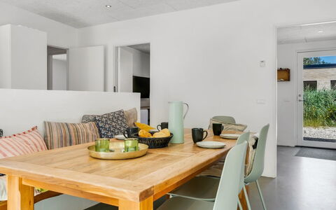 Øthi - 200M to the Fjord: Mobilia, Interior Design, Pavimentazione, Pavimento, Parete, Tavolo, Sala Da Pranzo, Legna, Cucina & Sala Da Pranzo Tavolo, Soffitto