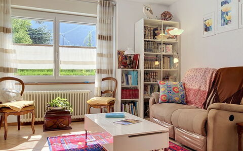 Cètici: Mobilia, Interior Design, Pavimentazione, Divano, Parete, Camera, Scaffalature, Soggiorno, Pavimento, Legna