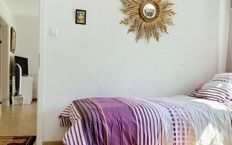 Cètici: Letto, Mobilia, Bedding, Interior Design, Camera Da Letto, Lenzuolo, Parete, Pavimento, Pavimentazione, Biancheria