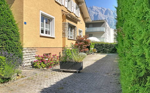 Cètici: Verde, Arbusto, Casa, Casa, Giardino, Groundcover, Villetta, Hedge, Landscaping