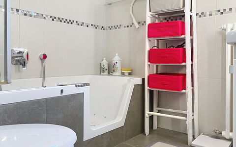 Cètici: Idraulico Fixture, Pavimentazione, Bagno, Pavimento, Interior Design, Idraulico, Vasca Da Bagno, Camera, Piastrella, Gabinetto