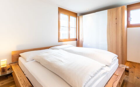 Taviarna Laax 3.6: Camera Da Letto, Letto, Legna, Lenzuolo, Bedding, Pavimento, Interior Design, Pavimentazione, Telaio Del Letto, Casa
