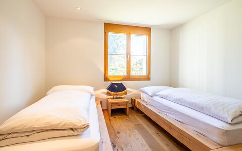Taviarna Laax 3.6: Legna, Pavimentazione, Pavimento, Interior Design, Letto, Camera Da Letto, Soffitto, Lenzuolo, Telaio Del Letto, Bedding