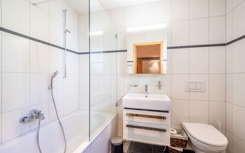 Taviarna Laax 3.6: Bagno, Interior Design, Idraulico Fixture, Pavimentazione, Pavimento, Rubinetto, Lavello, Soffitto, Idraulico, Lavandino Del Bagno