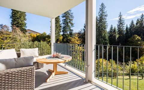 Taviarna Laax 3.6: Legna, Portico, Mobilia, Sedia, Mobili Da Esterno, Casa, Deck, Shade, Eco Hotel, Balcone