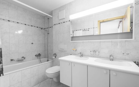 Val Mulin 8.2: Bagno, Pavimentazione, Idraulico Fixture, Interior Design, Pavimento, Lavello, Lavandino Del Bagno, Rubinetto, Soffitto, Idraulico
