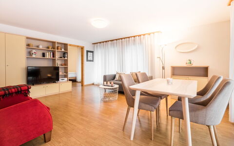 Val Mulin 8.2: Mobilia, Interior Design, Pavimentazione, Pavimento, Legna, Camera, Soffitto, Divano, Tavolo, Soggiorno