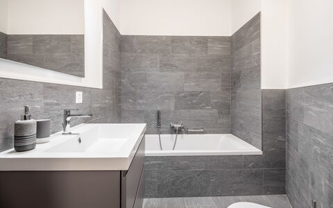 Cuolm Liung Apt. 52: Pavimentazione, Parete, Idraulico Fixture, Pavimento, Bagno, Interior Design, Rubinetto, Piastrella, Lavello, Idraulico