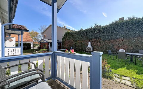 Wiek 200: Casa, Zona Residenziale, Casa, Portico, Porta, Shade, Mobili Da Esterno, Estate, Giardino, Cortile