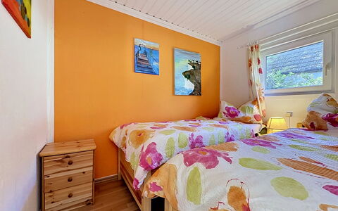 Wiek 200: Camera Da Letto, Giallo, Casa, Lenzuolo, Interior Design, Letto, Bedding, Villetta, Telaio Del Letto, Soffitto