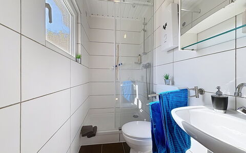 Wiek 200: Idraulico Fixture, Pavimentazione, Interior Design, Bagno, Pavimento, Lavello, Idraulico, Rubinetto, Gabinetto, Soffitto