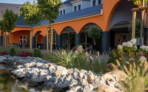 Rambin 100: Estate, Landscaping, Hacienda, Giardino, Shade, Cortile, Villa, Cortile, Eco Hotel, Dimora