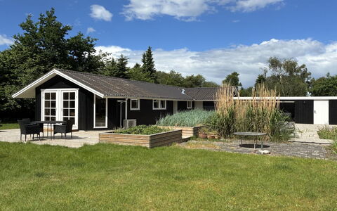 Lagho - 400M from the Sea: Costruzione, Casa, Casa, Tetto, Architettura, Villetta, Zona Residenziale, Porta, Estate, Backyard