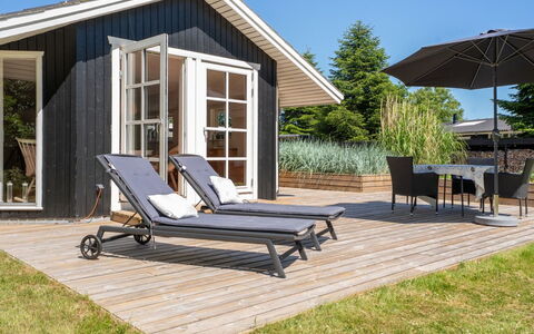 Lagho - 400M from the Sea: Legna, Mobili Da Esterno, Mobilia, Villetta, Latifoglie, Sedia, Portico, Deck, Plank, Shade