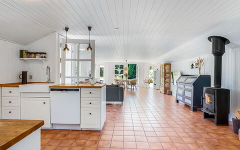 Lagho - 400M from the Sea: Pavimentazione, Pavimento, Interior Design, Soffitto, Piastrella, Pavimento In Legno, Cucina, Color Legno, Latifoglie, Cabinetry