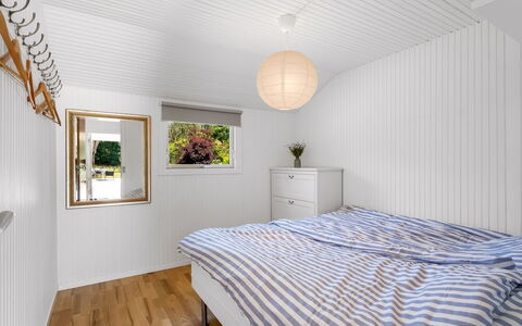 Lagho - 400M from the Sea: Interior Design, Legna, Pavimentazione, Soffitto, Pavimento, Camera Da Letto, Mobilia, Letto, Illuminazione, Bedding