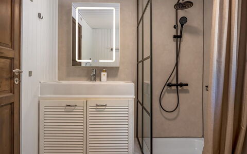Gustava - 10Km from the Sea: Pavimentazione, Interior Design, Parete, Idraulico Fixture, Pavimento, Legna, Lavello, Bagno, Rubinetto, Idraulico