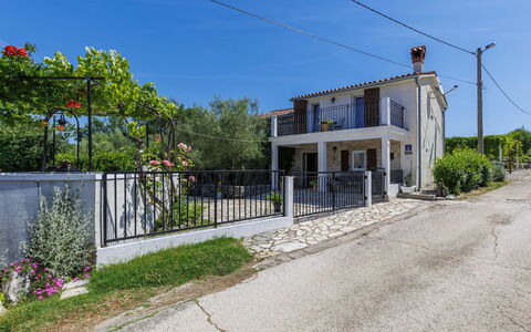 Pišurinka: Mobilia, Mobili Da Esterno, Sedia, Shade, Tavolo Esterno, Pianta Della Casa, Terrazza, Cortile, Design, Balcone