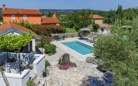 Pišurinka: Mobilia, Mobili Da Esterno, Sedia, Shade, Tavolo Esterno, Pianta Della Casa, Terrazza, Cortile, Design, Balcone