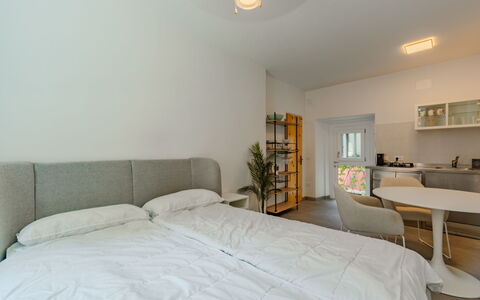 Via Monte Brione: Mobilia, Interior Design, Letto, Parete, Pavimentazione, Camera Da Letto, Pavimento, Soffitto, Legna, Camera