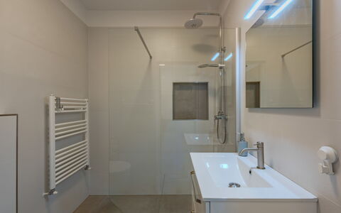 Via Monte Brione: Pavimentazione, Interior Design, Parete, Pavimento, Bagno, Idraulico Fixture, Soffitto, Illuminazione, Idraulico, Lavandino Del Bagno