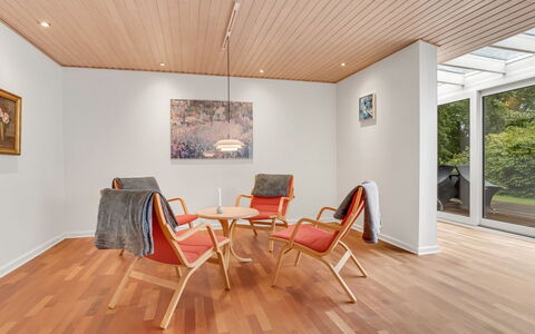 Floria - 500M from the Sea: Pavimentazione, Pavimento In Legno, Pavimento, Interior Design, Legna, Soffitto, Mobilia, Pavimento Laminato, Latifoglie, Cornice