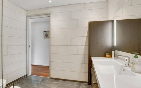 Floria - 500M from the Sea: Pavimentazione, Parete, Pavimento, Interior Design, Legna, Soffitto, Bagno, Idraulico Fixture, Illuminazione, Mobiletto Del Bagno
