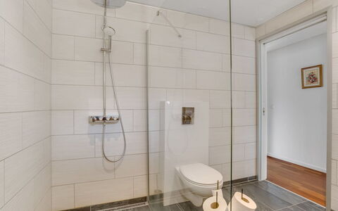 Floria - 500M from the Sea: Pavimentazione, Parete, Pavimento, Interior Design, Idraulico Fixture, Bagno, Soffitto, Piastrella, Gabinetto, Idraulico