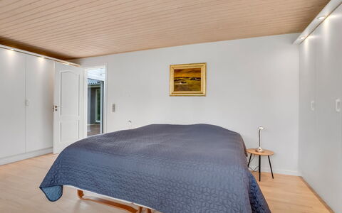 Floria - 500M from the Sea: Interior Design, Pavimentazione, Pavimento, Legna, Pavimento In Legno, Mobilia, Soffitto, Camera Da Letto, Letto, Camera