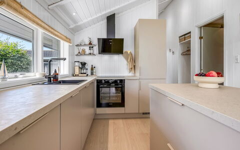 Kristanna - 1.2Km from the Sea: Cucina, Controsoffitto, Interior Design, Pavimentazione, Elettrodomestico Da Cucina, Legna, Apparecchio Major, Soffitto, Cabinetry, Pavimento