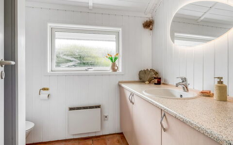 Kristanna - 1.2Km from the Sea: Idraulico Fixture, Pavimentazione, Rubinetto, Idraulico, Pavimento, Bagno, Lavello, Soffitto, Lavandino Del Bagno, Piastrella