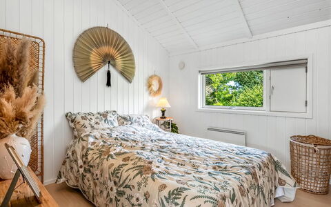 Kristanna - 1.2Km from the Sea: Camera Da Letto, Legna, Interior Design, Letto, Lenzuolo, Bedding, Soffitto, Mobilia, Biancheria, Pavimentazione