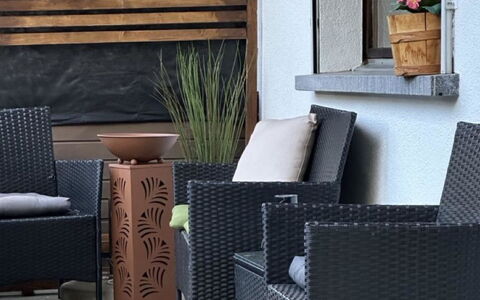 Haus Petunia: Mobilia, Sedia, Interior Design, Tavolo, Camera, Color Legno, Balcone, Soffitto, Eco Hotel, Latifoglie