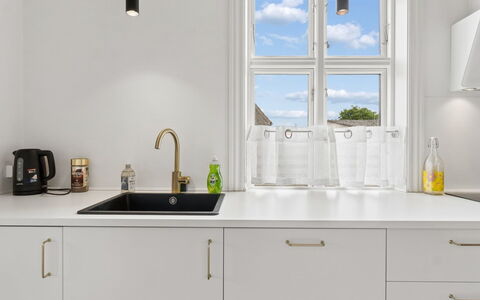 Toivo - 300M from the Sea: Interior Design, Cucina, Controsoffitto, Pavimentazione, Cabinetry, Idraulico Fixture, Casa, Lampada, Illuminazione, Mobilia