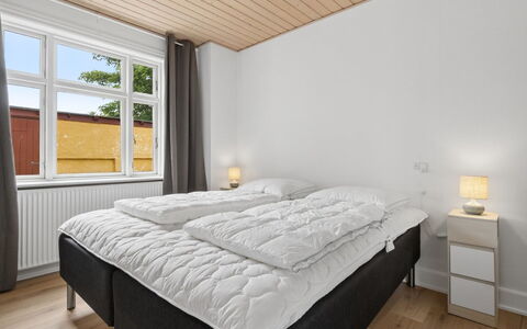 Toivo - 300M from the Sea: Camera Da Letto, Letto, Legna, Interior Design, Pavimentazione, Bedding, Pavimento, Soffitto, Telaio Del Letto, Lenzuolo