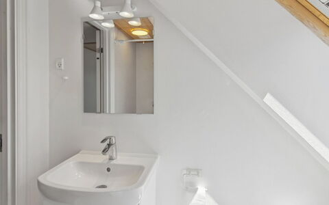 Toivo - 300M from the Sea: Parete, Idraulico Fixture, Interior Design, Pavimentazione, Legna, Lavandino Del Bagno, Pavimento, Lavello, Soffitto, Bagno