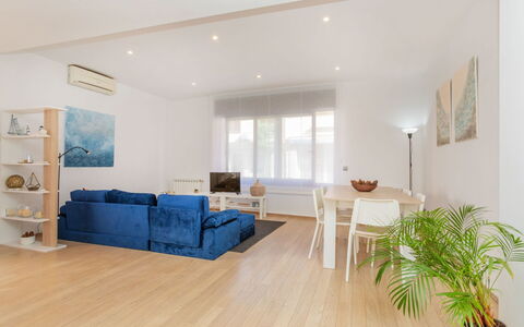 Matilde: Mobilia, Sedia, Interior Design, Tavolo, Camera, Color Legno, Balcone, Soffitto, Eco Hotel, Latifoglie