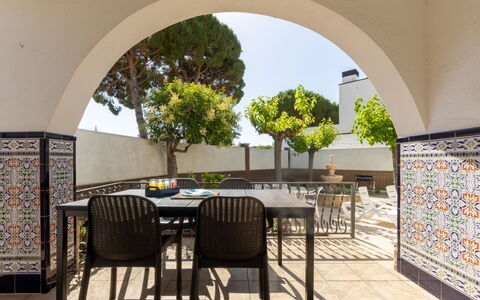 La Sirena: Mobilia, Sedia, Interior Design, Tavolo, Camera, Color Legno, Balcone, Soffitto, Eco Hotel, Latifoglie