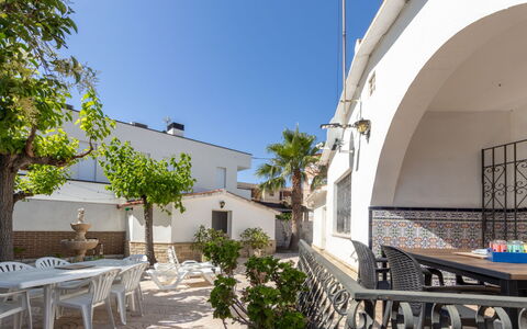 La Sirena: Mobilia, Sedia, Interior Design, Tavolo, Camera, Color Legno, Balcone, Soffitto, Eco Hotel, Latifoglie