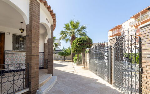 La Sirena: Mobilia, Sedia, Interior Design, Tavolo, Camera, Color Legno, Balcone, Soffitto, Eco Hotel, Latifoglie