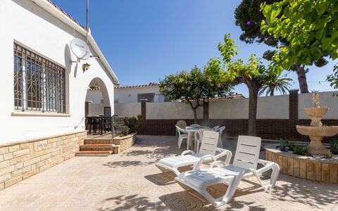 La Sirena: Mobilia, Sedia, Interior Design, Tavolo, Camera, Color Legno, Balcone, Soffitto, Eco Hotel, Latifoglie