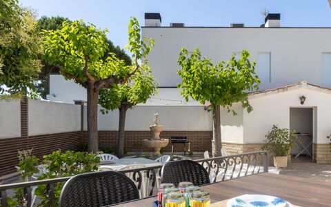 La Sirena: Mobilia, Sedia, Interior Design, Tavolo, Camera, Color Legno, Balcone, Soffitto, Eco Hotel, Latifoglie
