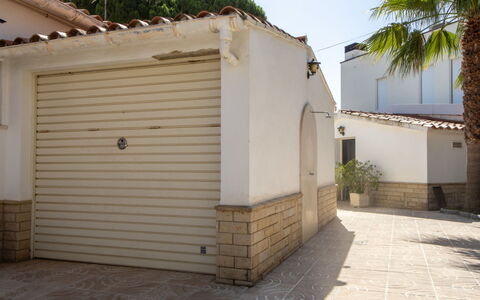 La Sirena: Mobilia, Sedia, Interior Design, Tavolo, Camera, Color Legno, Balcone, Soffitto, Eco Hotel, Latifoglie