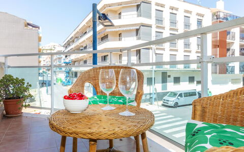 Sagredo: Mobilia, Sedia, Interior Design, Tavolo, Camera, Color Legno, Balcone, Soffitto, Eco Hotel, Latifoglie