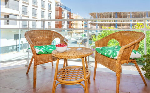 Sagredo: Mobilia, Sedia, Interior Design, Tavolo, Camera, Color Legno, Balcone, Soffitto, Eco Hotel, Latifoglie