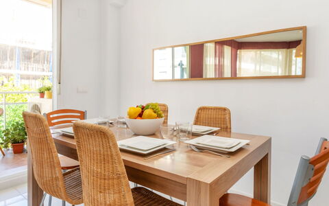 Sagredo: Mobilia, Sedia, Interior Design, Tavolo, Camera, Color Legno, Balcone, Soffitto, Eco Hotel, Latifoglie