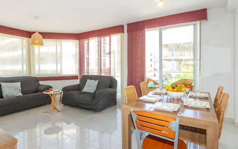 Sagredo: Mobilia, Sedia, Interior Design, Tavolo, Camera, Color Legno, Balcone, Soffitto, Eco Hotel, Latifoglie