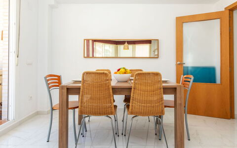 Sagredo: Mobilia, Sedia, Interior Design, Tavolo, Camera, Color Legno, Balcone, Soffitto, Eco Hotel, Latifoglie