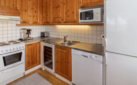 Karhunvartijan Tupa A4: Cucina, Elettrodomestico Da Cucina, Apparecchio Major, Pavimentazione, Controsoffitto, Legna, Cabinetry, Interior Design, Pavimento, Lavello